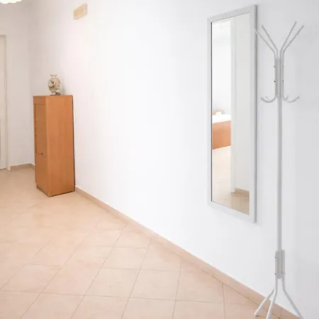 Melina's Close To The * Durrës