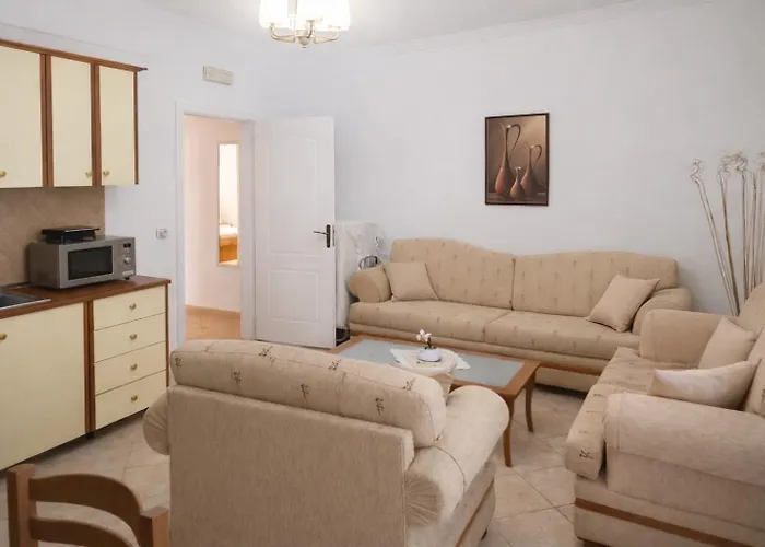 Melina's Close To The