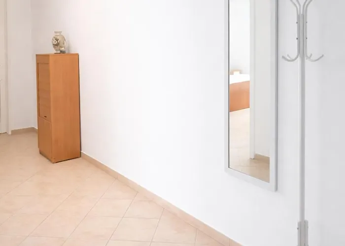 Melina's Close To The * Durrës